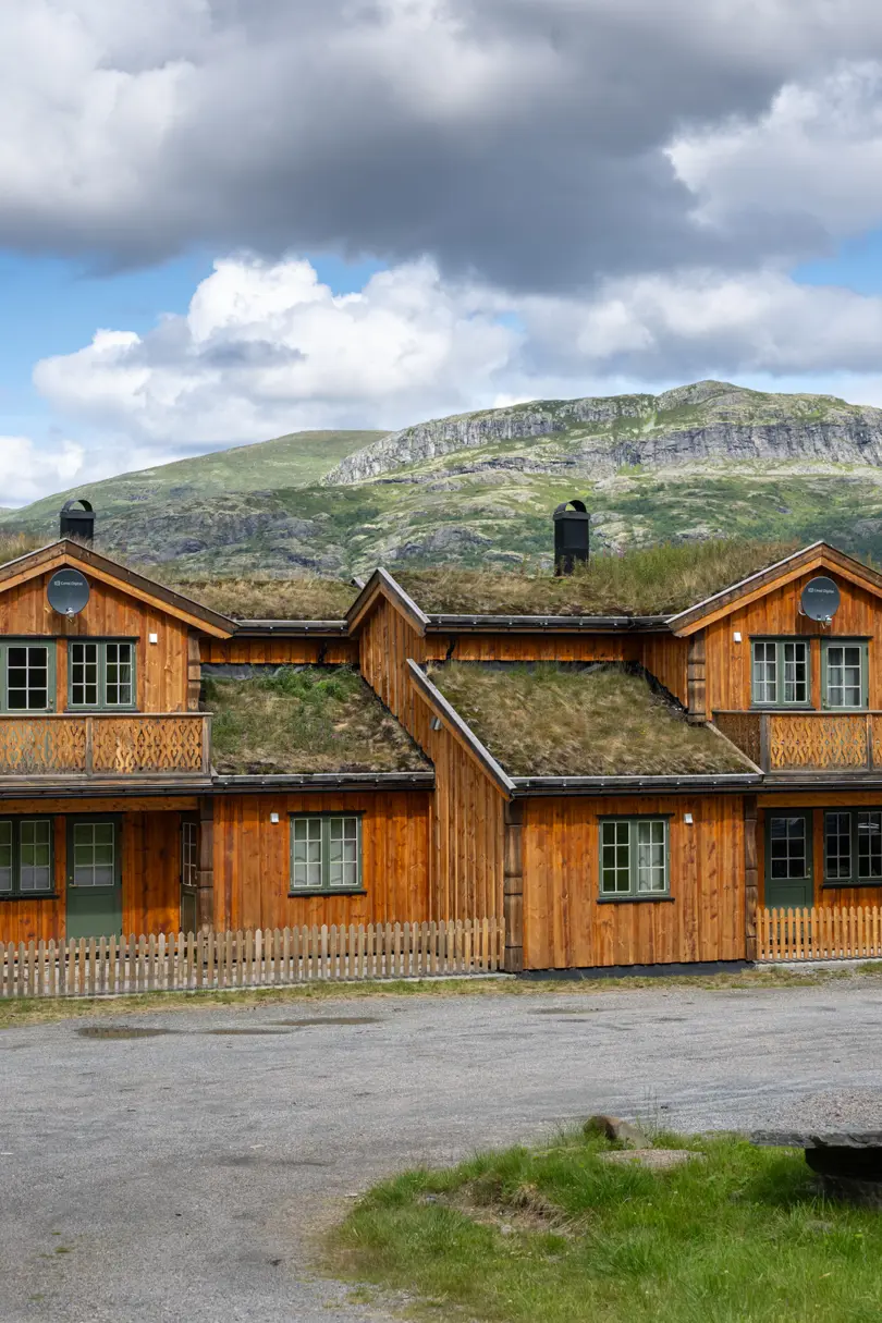 Exterior of the apartments at Filefjellstuene with spectacular mountains in the background