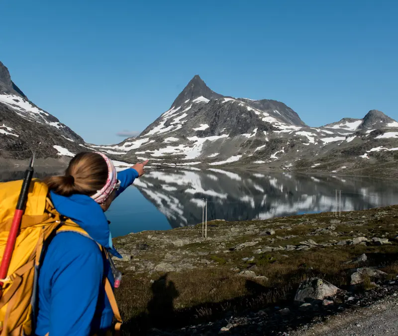 Turen til Uranostind starter fra Koldedalen, som byr på fantastisk utsikt mot Falketind