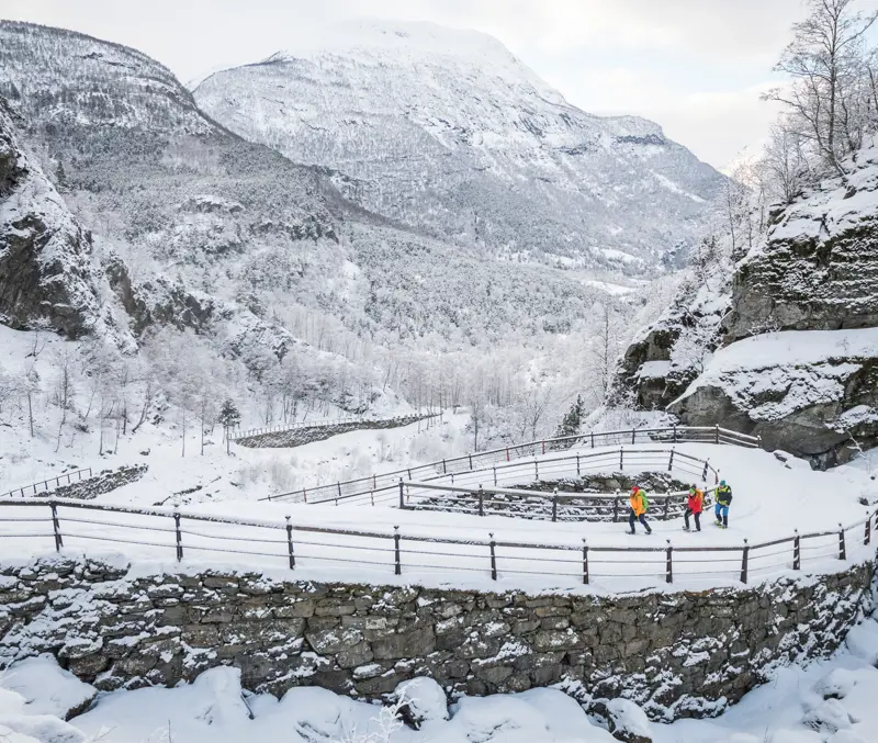 Three people on a snowshoe hike on Kongevegen, Vindhellavegen