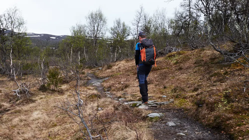 Turgåere på tur rundt vannet Tenla på Tyin Filefjell