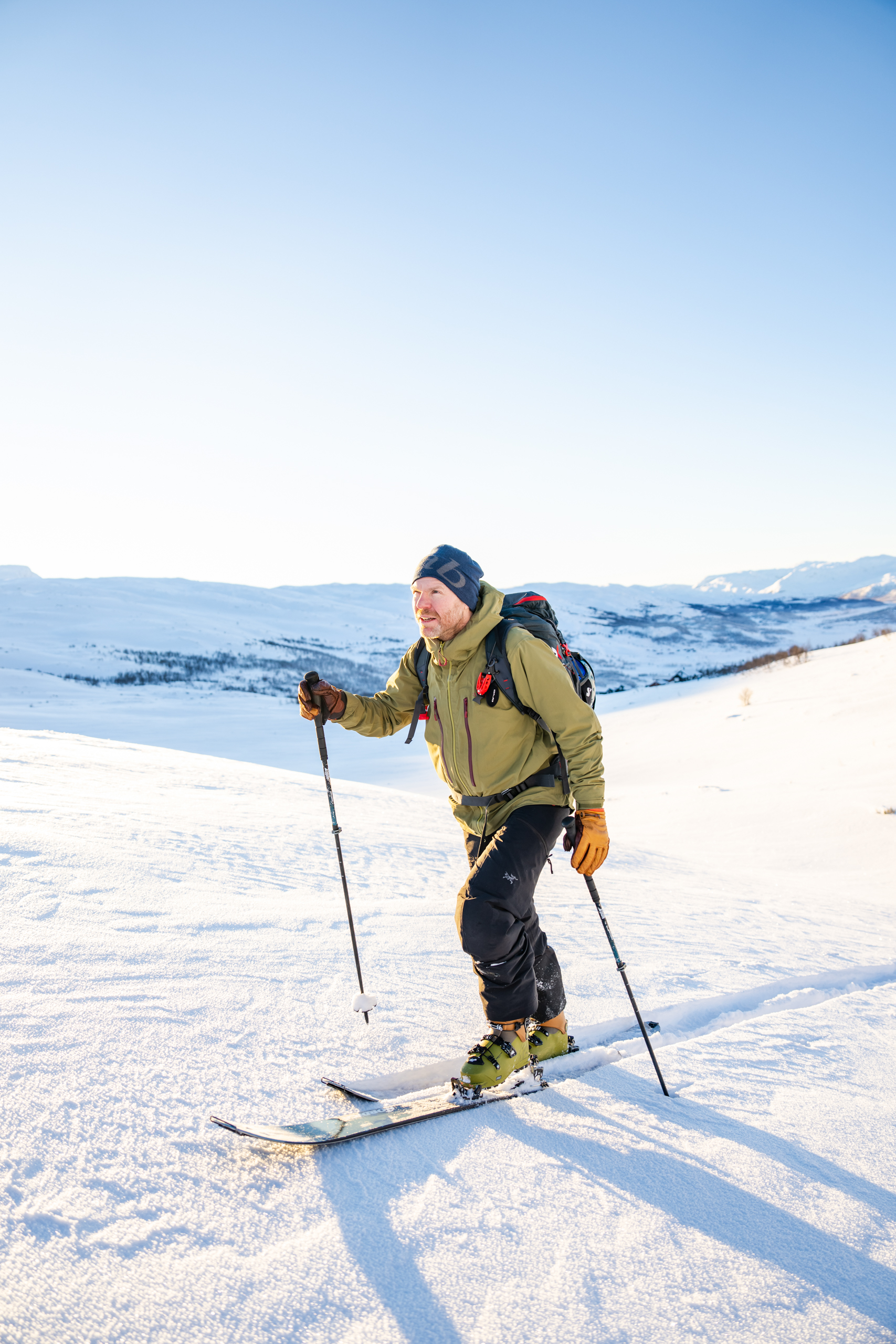 Skikjører på vei mot Skørsnøse på randonnéetur fra Tyin Filefjell