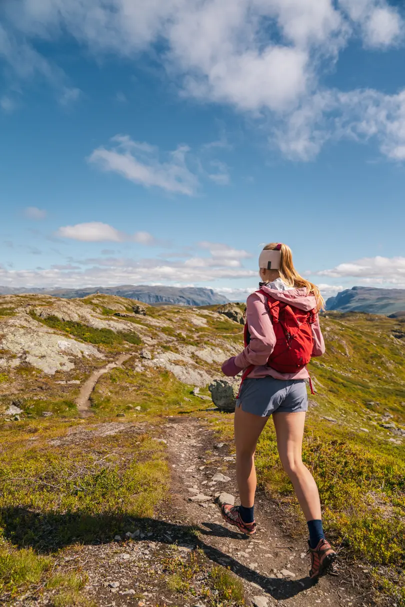Trailrunner i høyfjellet – ung kvinne løper på Børrenøse