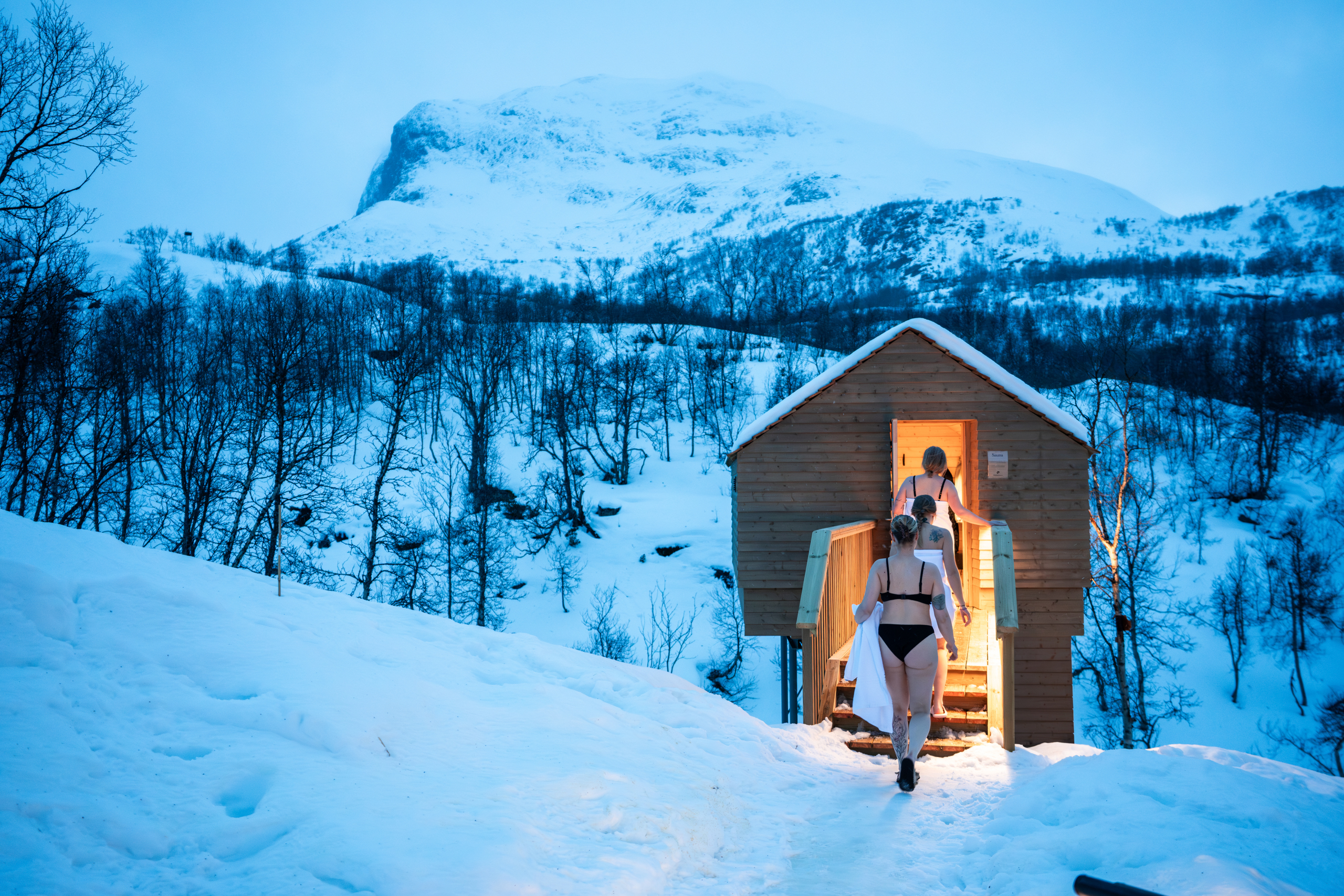Friends enjoying a sauna at Filefjellstuene on a winter day