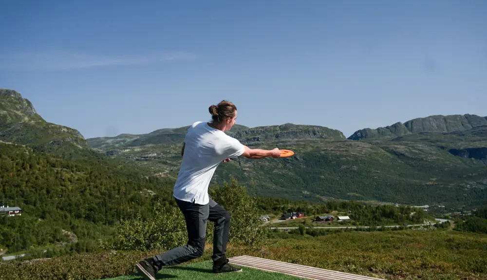 Deltaker spiller frisbeegolf på Tyin Filefjell