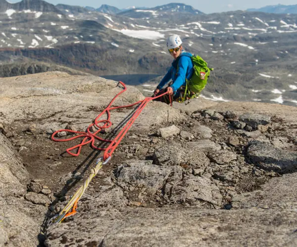 Summit tour with guide – a guide from Tyin Aktiv ensures a safe trip