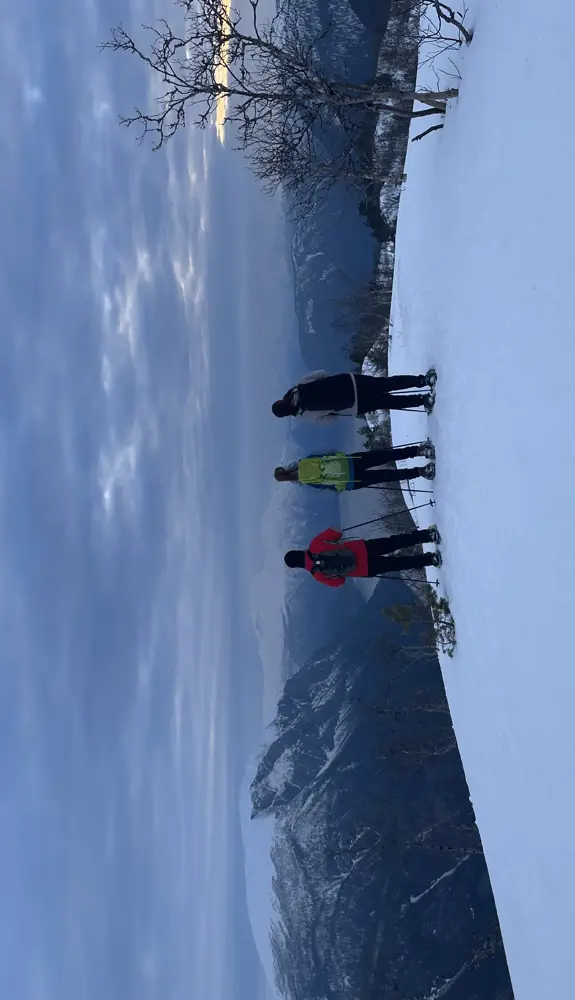 Snowshoeing to Paradisjuvet. 