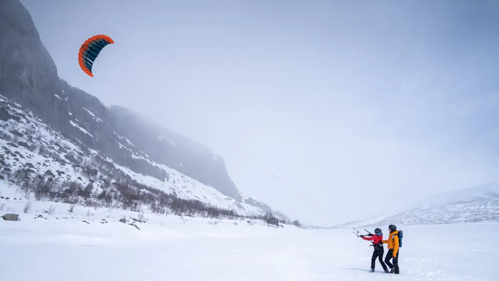 Kite course with a guide from Tyin Aktiv who instructs the participants