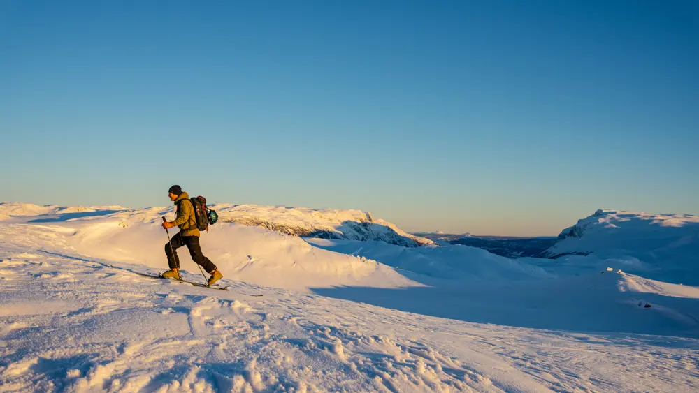 Skier heading towards Skørsnøse on a hiking trip from Tyin Filefjell