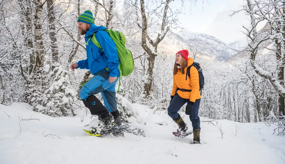 Two people on a snowshoe hike on Kongevegen