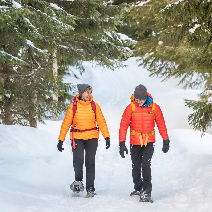 Two people on a snowshoe hike on Kongevegen