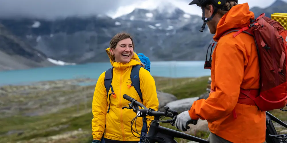 Ungt par på sykkeltur i Koldedalen