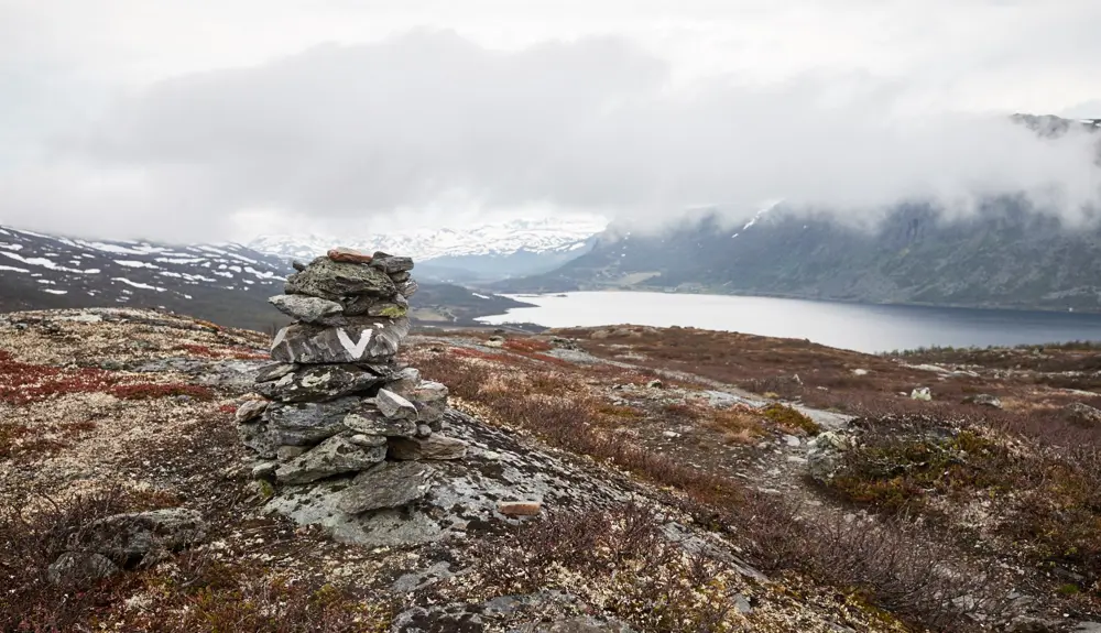 Turgåere på tur rundt vannet Tenla på Tyin Filefjell