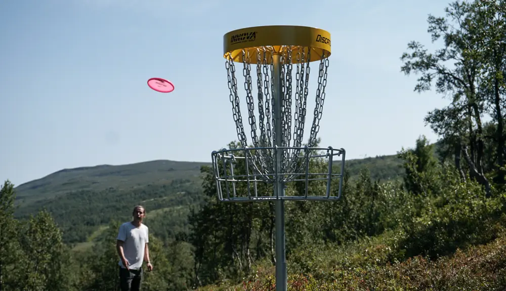 Participant plays frisbee golf at Tyin Filefjell