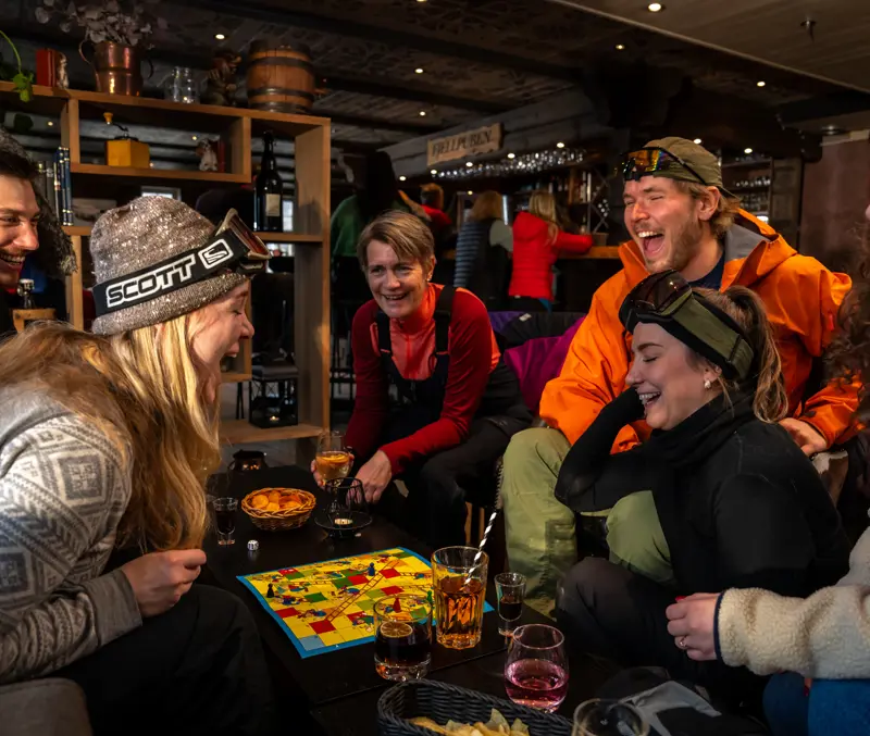 Venner som spiller spill og koser seg i Fjellpuben på Filefjellstuene
