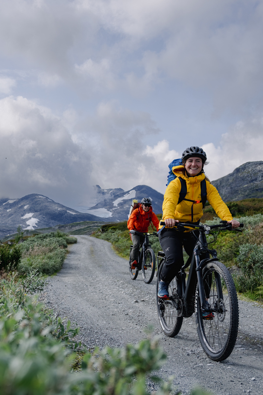Ungt par på sykkeltur i Koldedalen