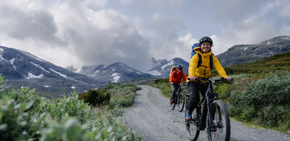 Ungt par på sykkeltur i Koldedalen