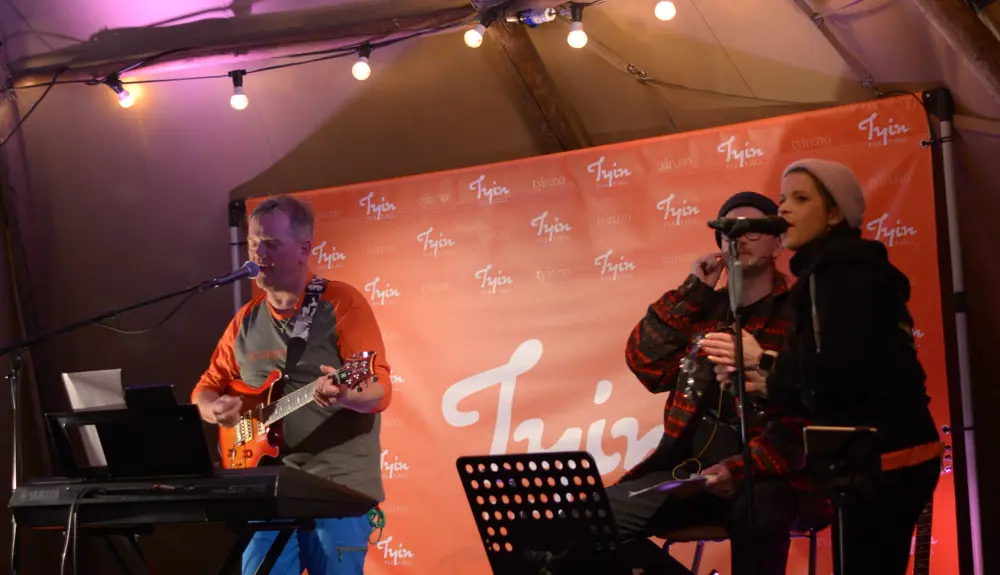 Hit Duo during LiveMusicQuiz in Tyin Filefjell's Easter Lavvo. 