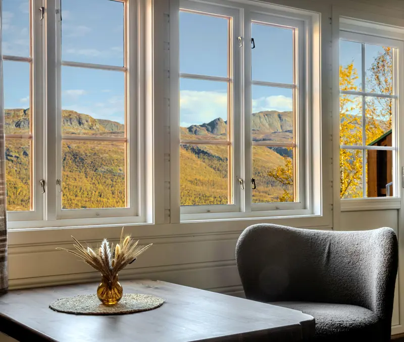 Stue med utsikt i rekkehyttene på Filefjellstuene