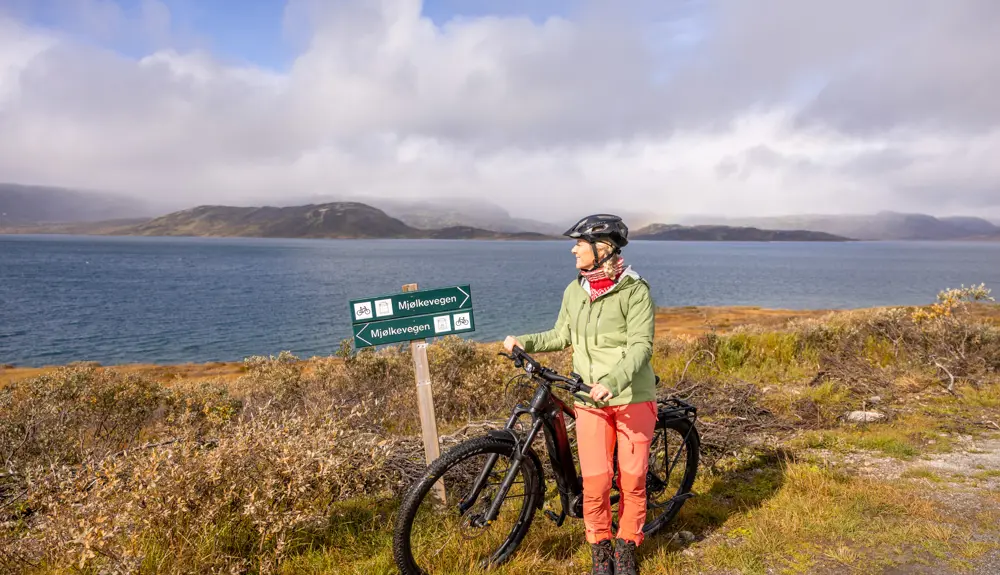 Bike ride on the Milky Way along Lake Tyin