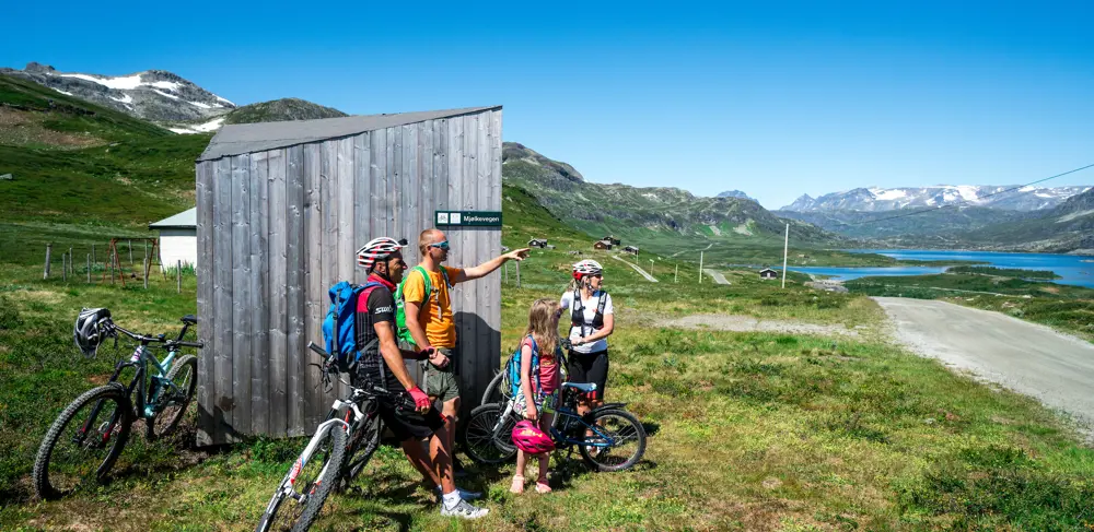 Family bike trip on the Milky Way along Lake Tyinvannet