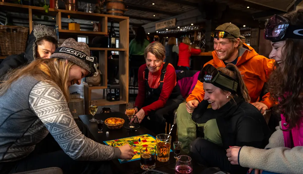 Venner som spiller spill og koser seg i Fjellpuben på Filefjellstuene