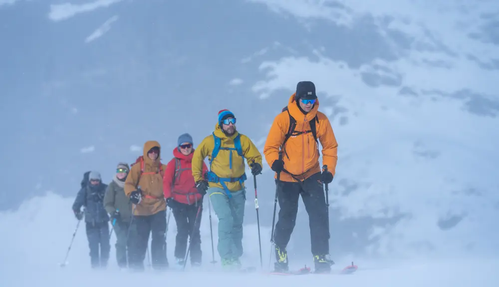 Tyin Aktiv guide leads participants on randonnée and summit hike courses 