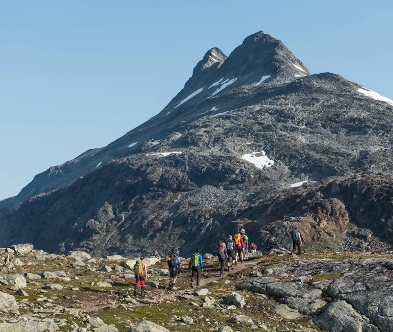 Etter kryssing av Uradalsvatnet tar vi fatt på motbakkene opp til Uranosbreen