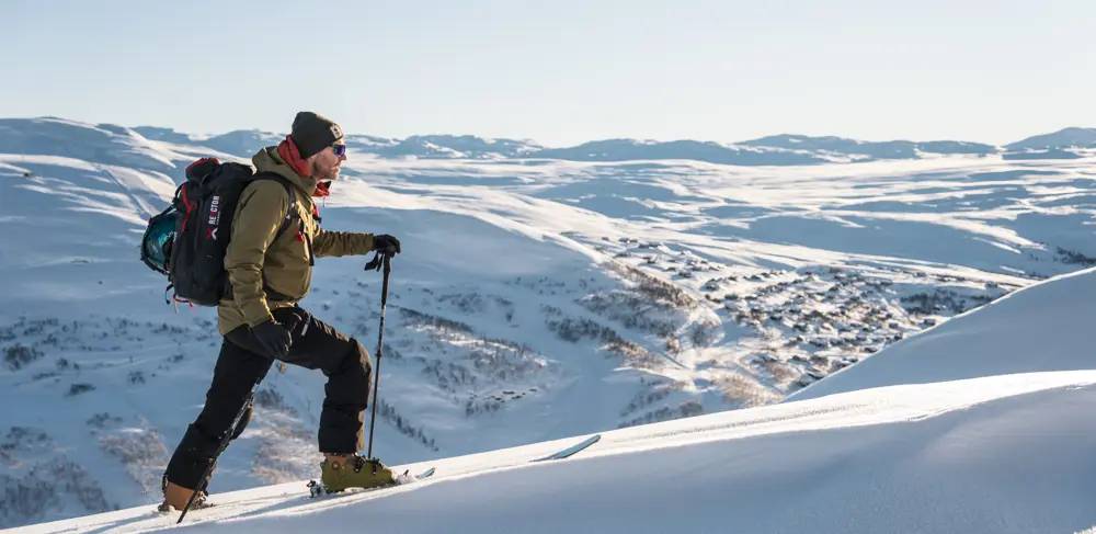 Skier heading towards Skørsnøse on a hiking trip from Tyin Filefjell