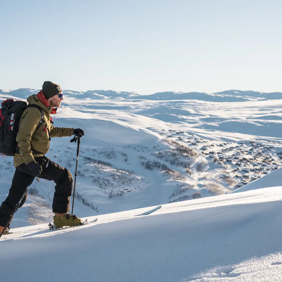 Skier heading towards Skørsnøse on a hiking trip from Tyin Filefjell