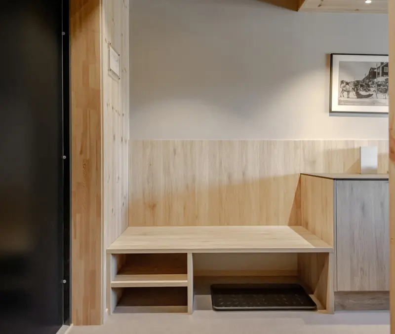 Oppbevaring i gangen på hotellrom på Filefjellstuene