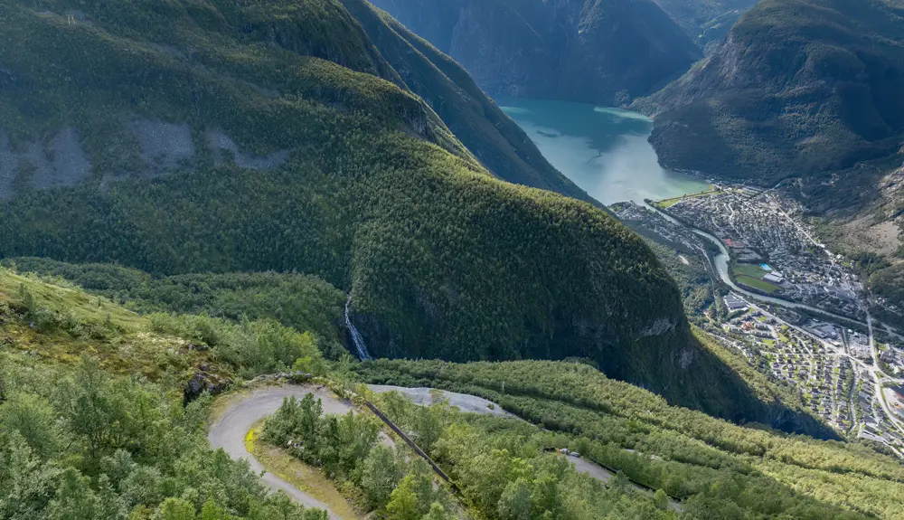 Hårnålssvingene fra Tusenmeteren nedover mot Øvre Årdal