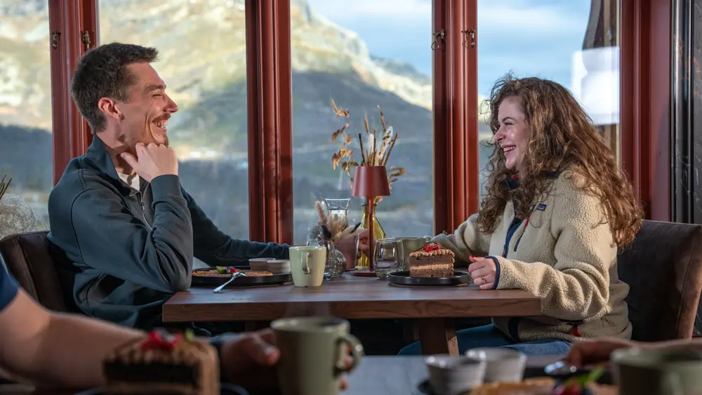 Par som nyter et måltid på Filefjellstuene restaurant