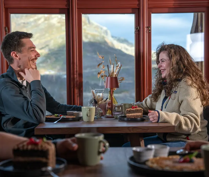 Couple enjoying a meal at Filefjellstuene restaurant