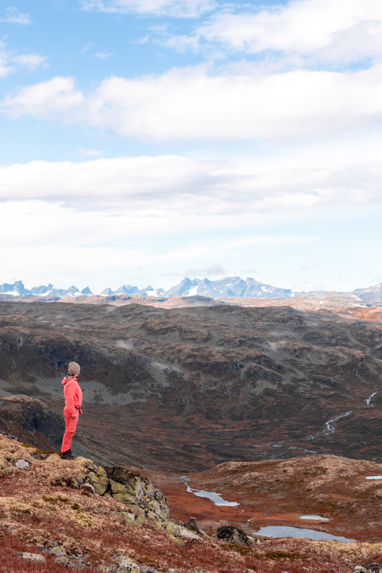Høsttur til Skørsnøse med fjellutsikt mot Jotunheimen
