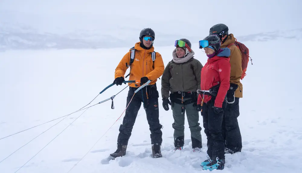 Kite course with a guide from Tyin Aktiv who instructs the participants