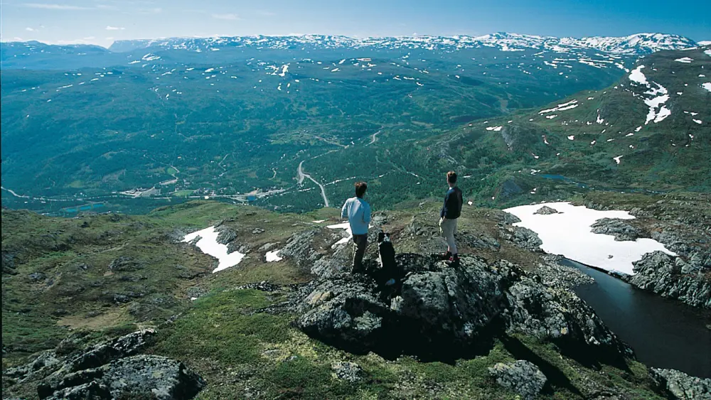 Hikers look at the view towards Tyinkrysset from Stølsnøse