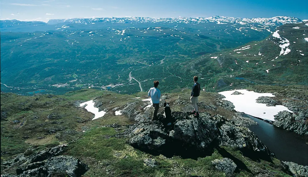 Hikers look at the view towards Tyinkrysset from Stølsnøse