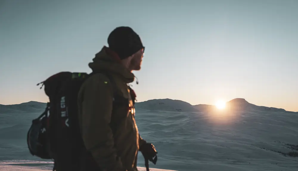 Skikjører i vintersol på Tyin Filefjell