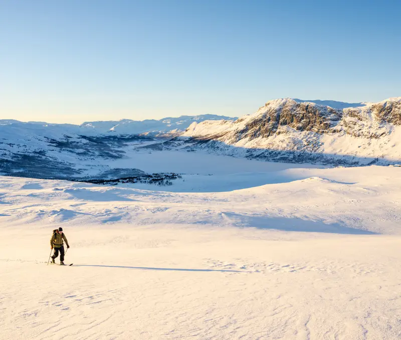 Skier heading towards Skørsnøse on a hiking trip from Tyin Filefjell