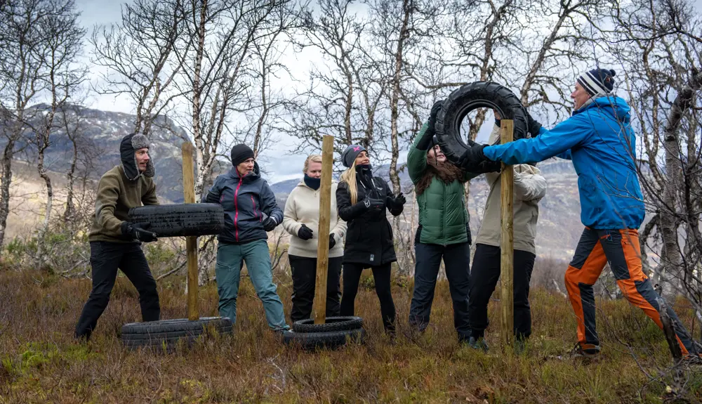 Kollegaer og venner på teambuilding på Tyin Filefjell, her under Hanois tårn 