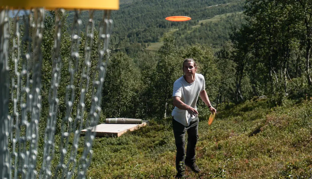 Participant plays frisbee golf at Tyin Filefjell