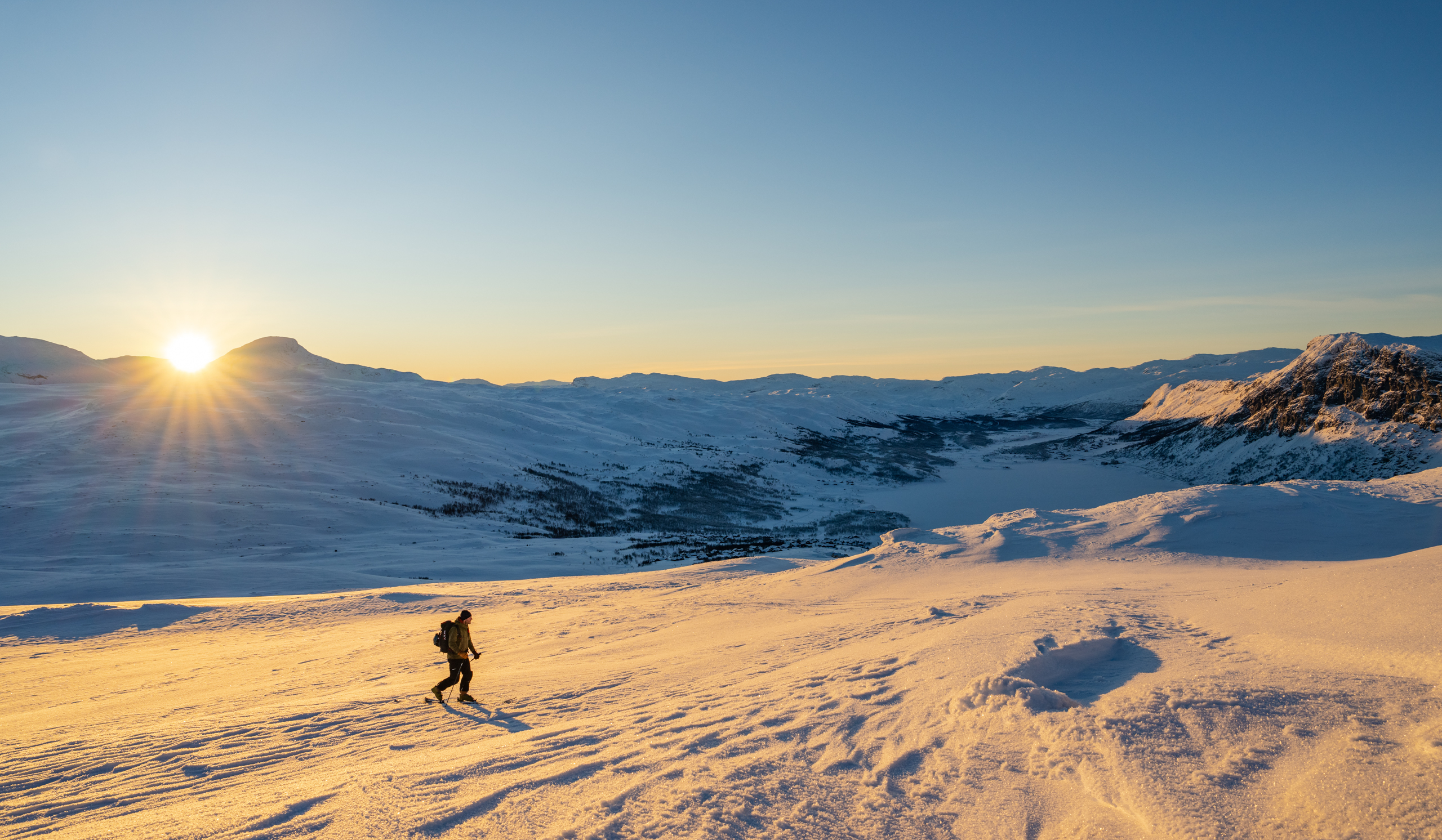 Skikjører på vei mot Skørsnøse på randonnéetur fra Tyin Filefjell