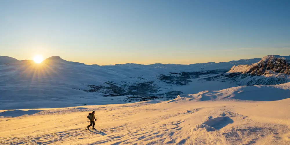 Skier heading towards Skørsnøse on a hiking trip from Tyin Filefjell