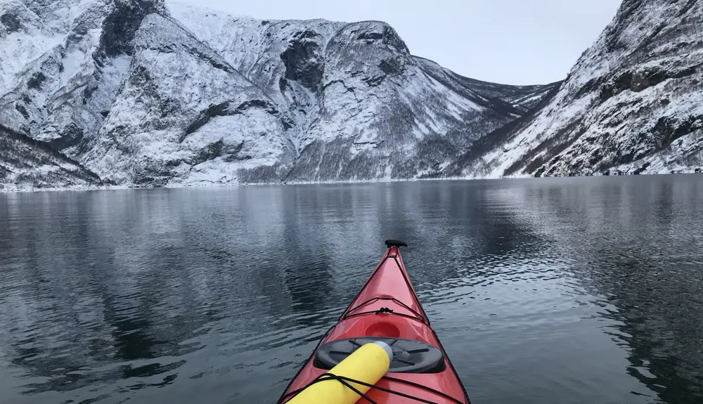Vinterpadling med kajakk. 