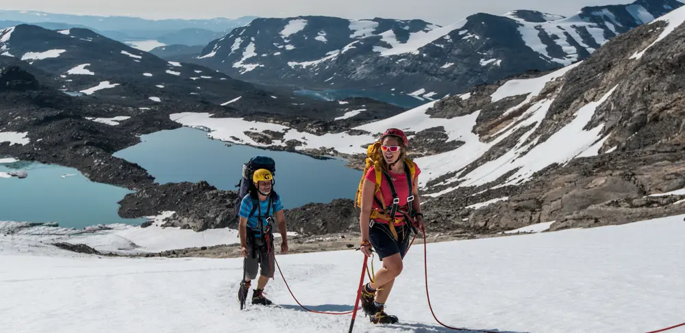 Summit hike with guide – participants on their way over Uranosbreen with Tyin Aktiv