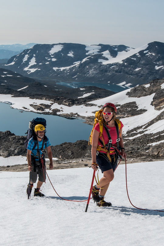 Topptur med guide – deltakere på vei over Uranosbreen med Tyin Aktiv