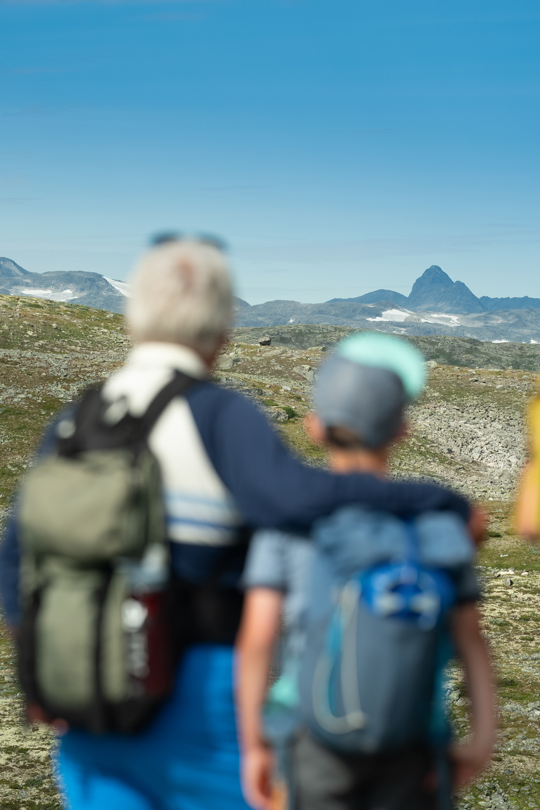 Familietur på Filefjellseggen mellom Skørsnøse og Støgonøse, med utsikt mot Jotunheimens tinder