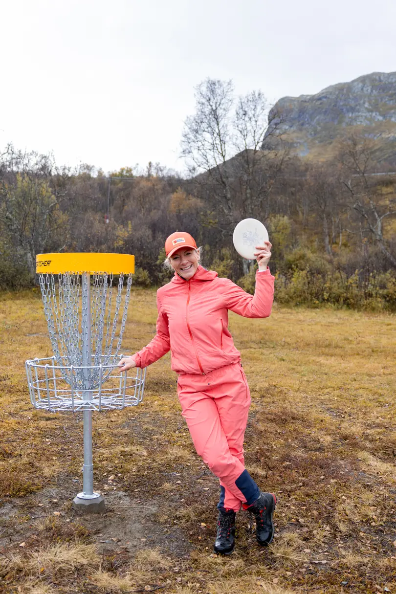 Deltaker klar for å spille frisbeegolf på Tyin Filefjell