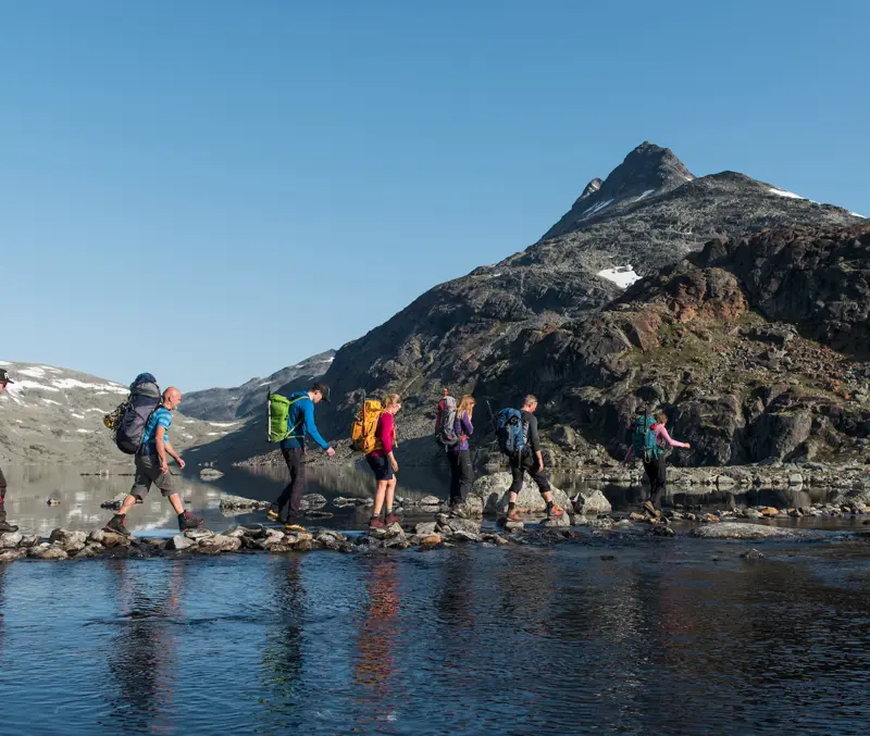 Steingåing av Uradalsvatnet på tur mot Uranostinden