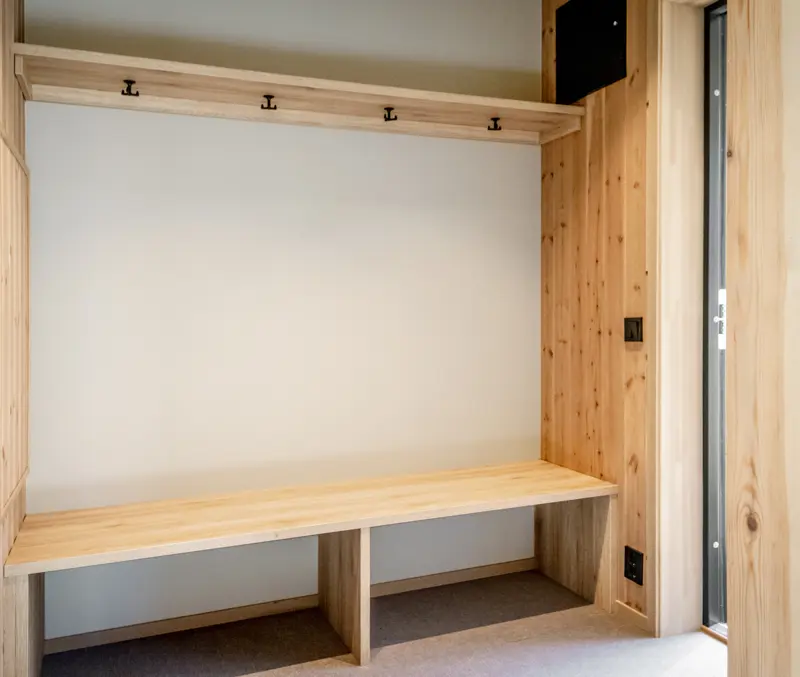 Oppbevaring i gangen på hotellrom på Filefjellstuene